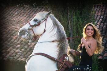 Michelle Renaud preocupa a sus fans luego de aparecer herida en el interior de una ambulancia