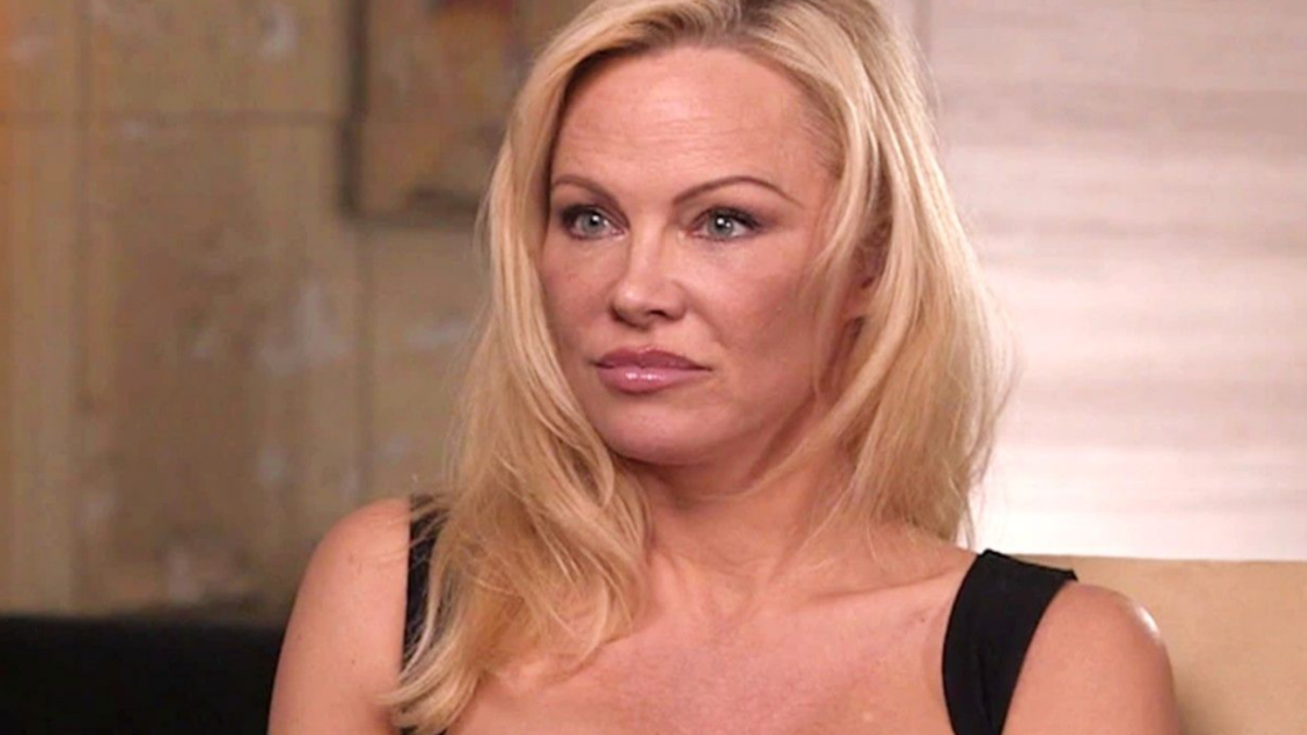 Pamela Anderson confiesa que creyó por años haber asesinado a la mujer que abusó de ella de niña