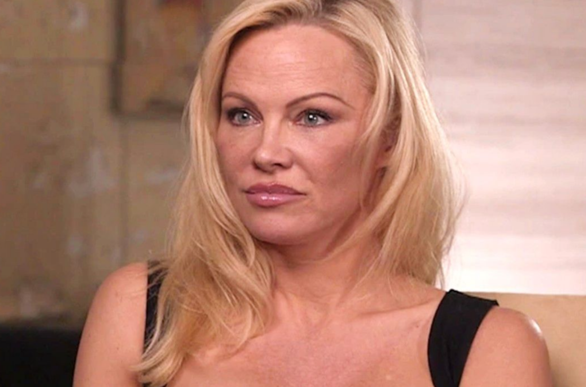 Pamela Anderson confiesa que creyó por años haber asesinado a la mujer que abusó de ella de niña