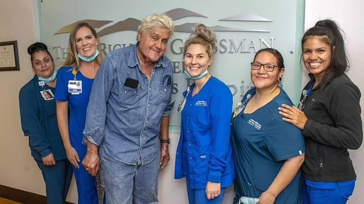 Jay Leno sale del hospital tras accidente que le provocó graves quemaduras en el rostro