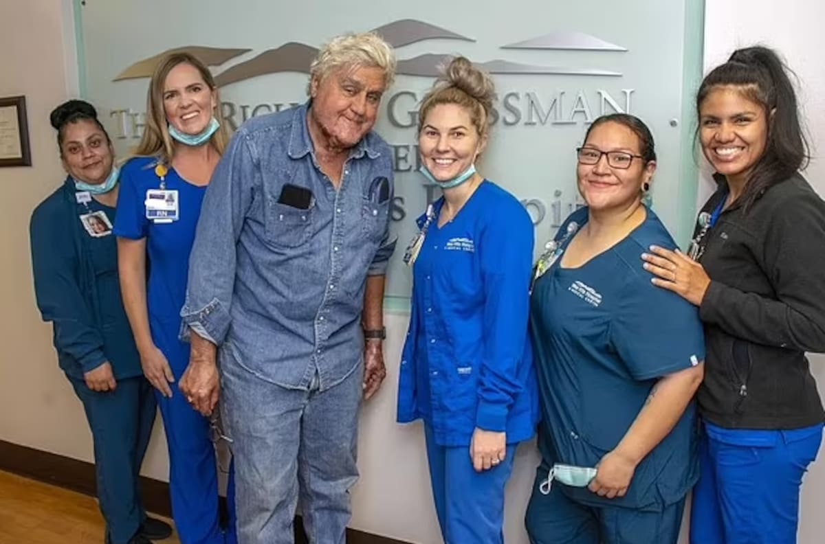 Jay Leno sale del hospital tras accidente que le provocó graves quemaduras en el rostro
