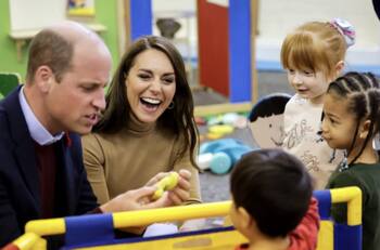 Kate Middleton rompe el protocolo y se inclina ante niña que se vistió de princesa para conocerla