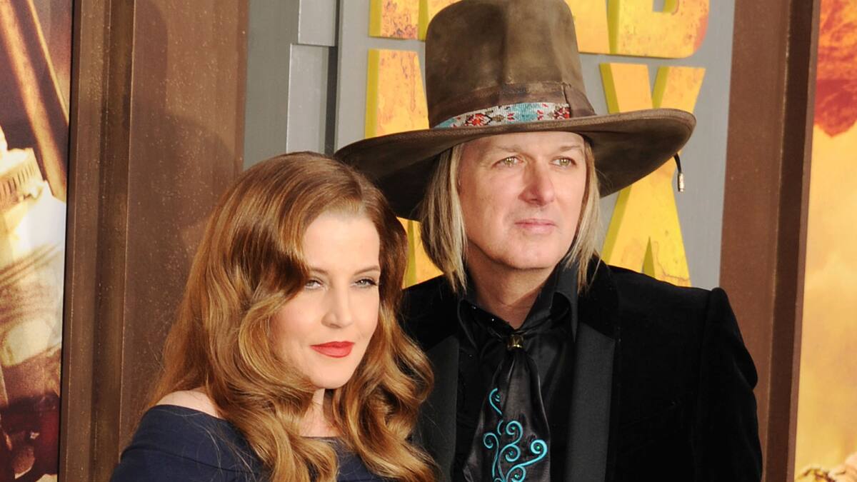 Ex esposo de Lisa Marie Presley pide la custodia total de sus hijas e irá a juicio por herencia