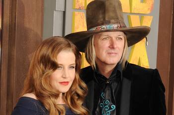 Ex esposo de Lisa Marie Presley pide la custodia total de sus hijas e irá a juicio por herencia
