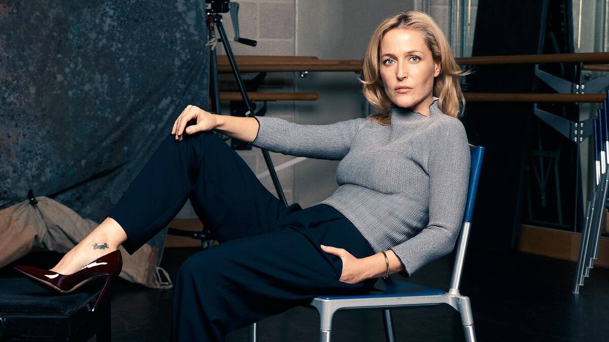 Nuevo giro de Gillian Anderson: de "Expedientes X" y "Sex Education" a autora de temas pasionales