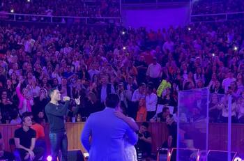 Carlos Rivera es visto por Cynthia Rodríguez en cariñoso momento que no la incluye