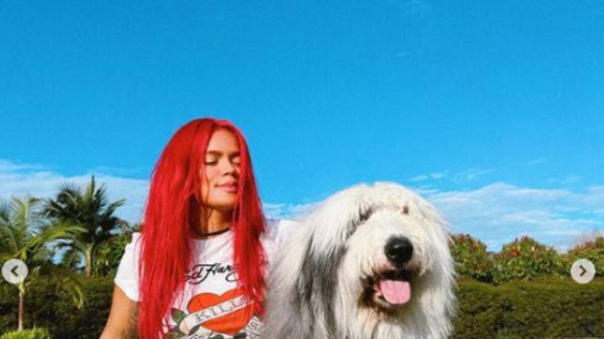Karol G presume la exótica mascota que acompaña a sus dos perros