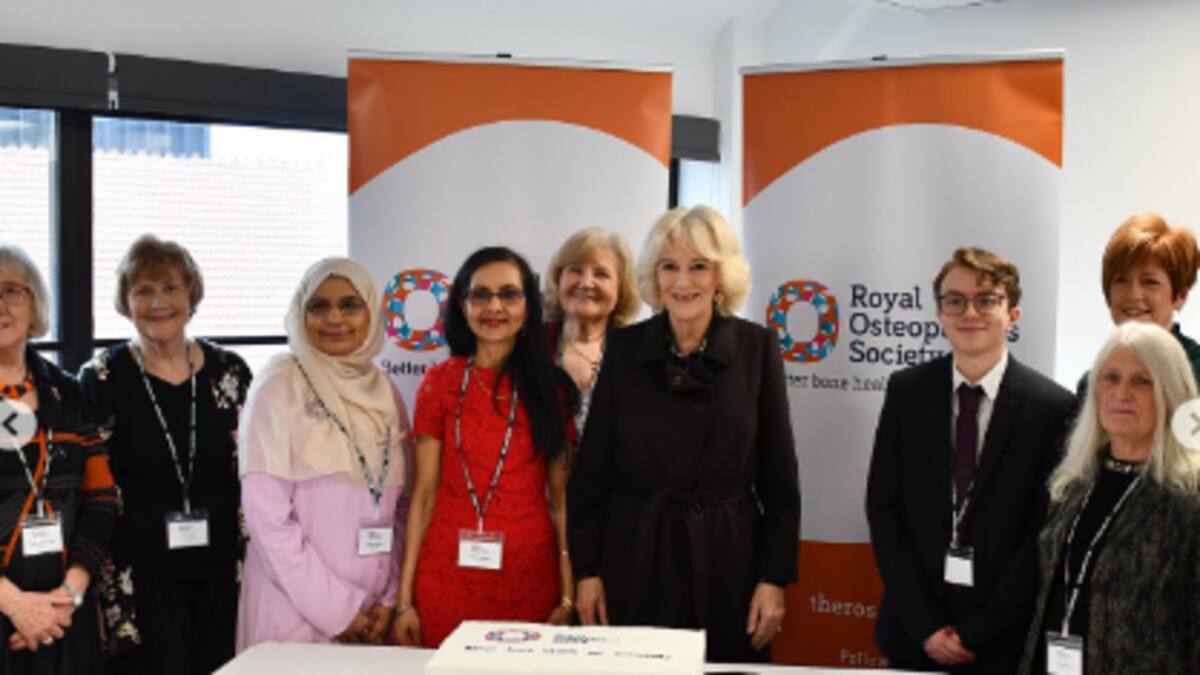 La reina Camila es ovacionada por vecinos que la apoyan a rabiar tras críticas despiadadas de Harry