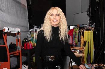 A Donatella Versace le gana la emoción y posa con dos de las modelos más famosas del mundo