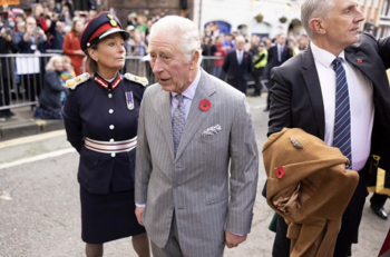 Arrestan al hombre que lanzó huevos al rey Carlos III; fue candidato por un partido político