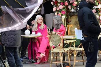 Dos actrices veteranas cuyas edades suman más de 140 años se lucen como nuevos rostros de cosméticos