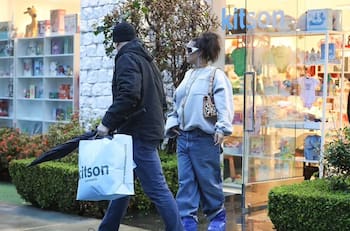 Rihanna cambia tiendas de lujos por jugueterías mientras espera a su segundo hijo