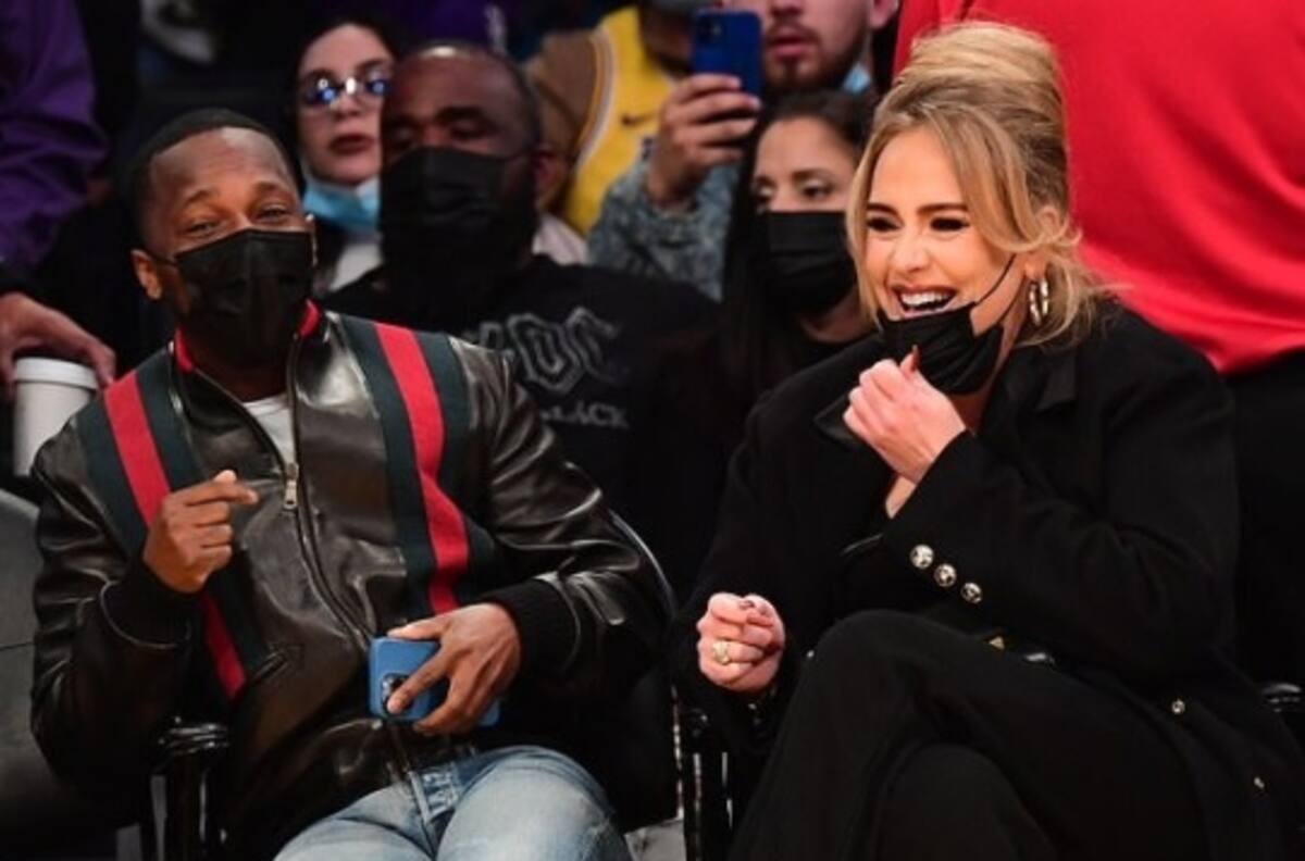 Adele goza con su novio en un juego de la NBA