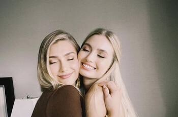 Reinas de belleza latina y europea prueban en fotos que son prácticamente idénticas