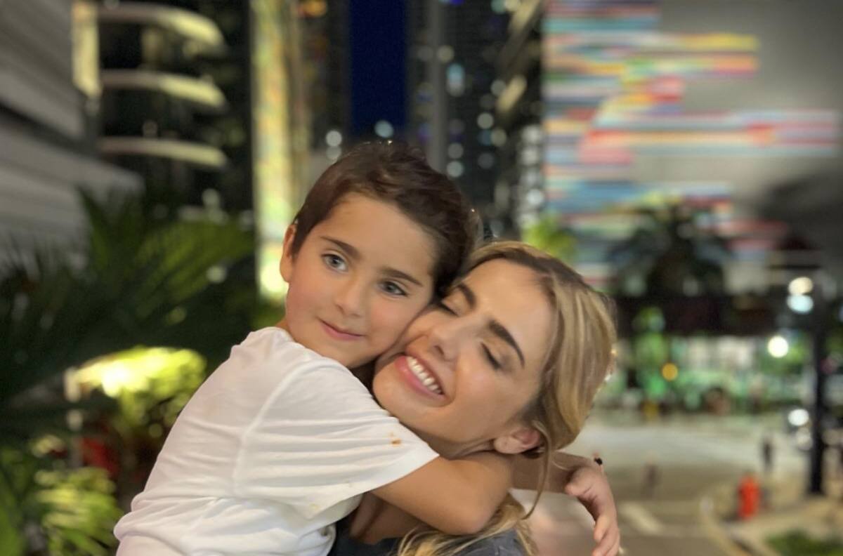Michelle Renaud hace pesada broma a su hijo y seguidores se le van encima