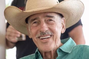 Andrés García pasa sus “últimos días” fumando puro y bailando con música en vivo