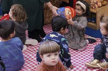 Reina Camila es acusada de racista tras la publicación de un video conviviendo con niños