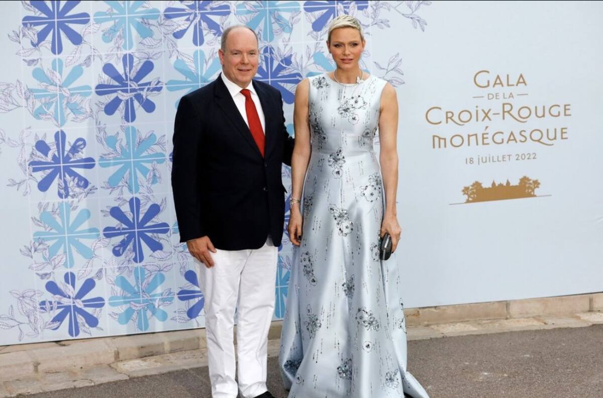 Charlene de Mónaco acude al Baile de la Cruz Roja con un look al estilo 'Frozen'