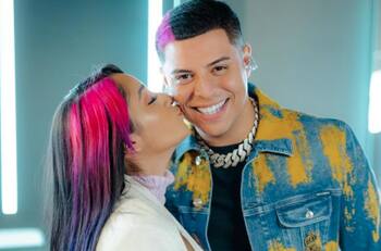 Al cantante de Grupo Firme no le gusta bañarse; su esposa lo ventila en este video