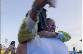 Camilo muestra su lado más paternal con una pequeña fan