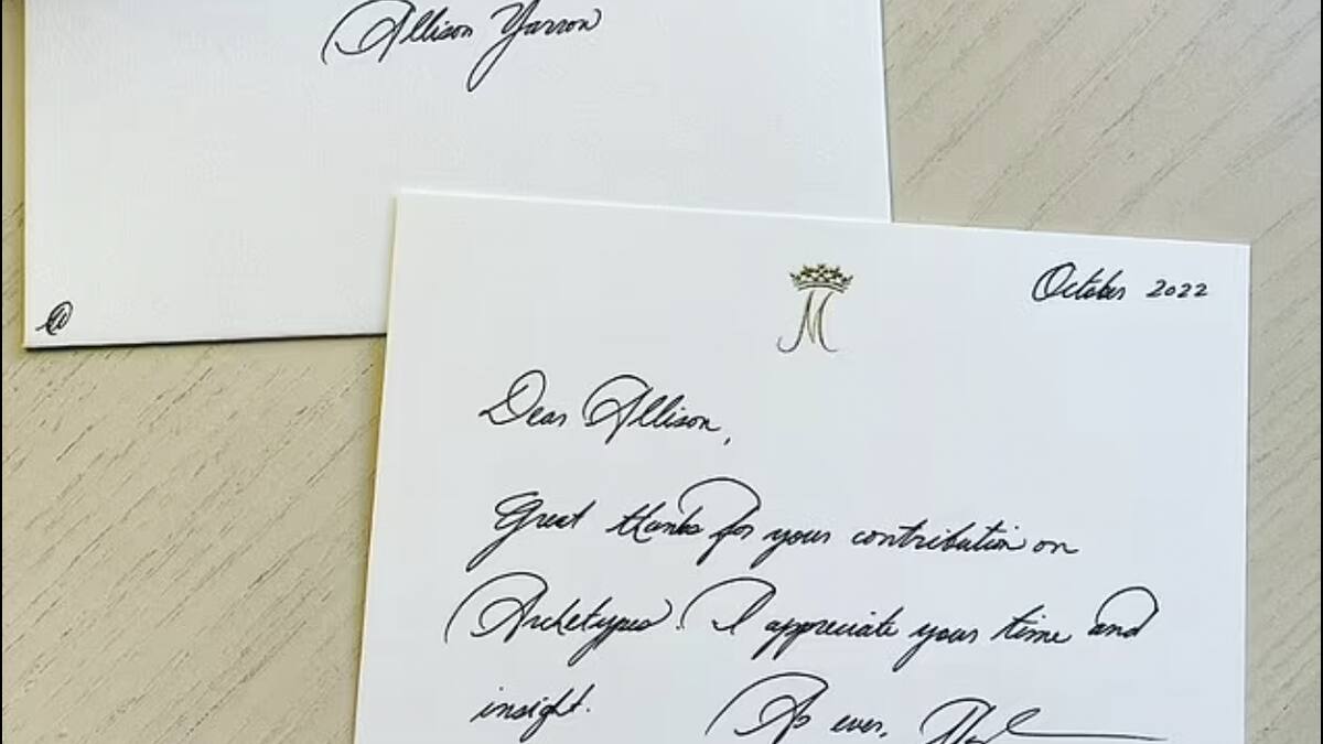 Meghan Markle sigue usando papelería con su insignia real a pesar de renegar de la monarquía