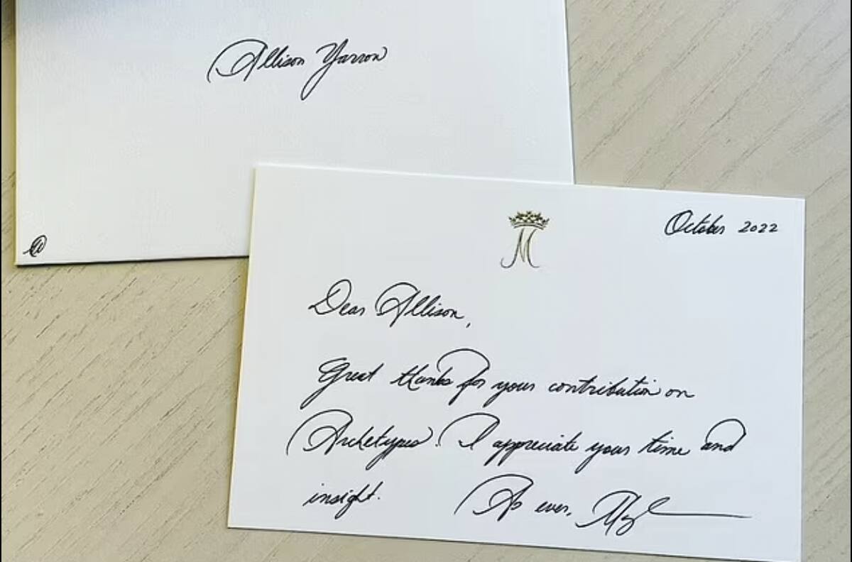 Meghan Markle sigue usando papelería con su insignia real a pesar de renegar de la monarquía