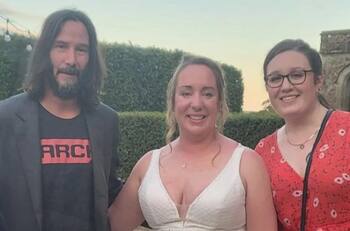 Keanu Reeves sorprende a pareja de novios al aparecer en la celebración de su boda