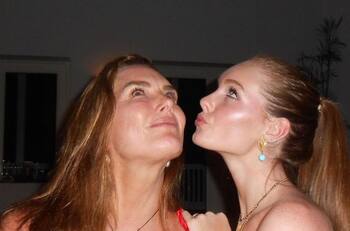 Brooke Shields deslumbra con un bikini juvenil junto a sus hijas en isla caribeña