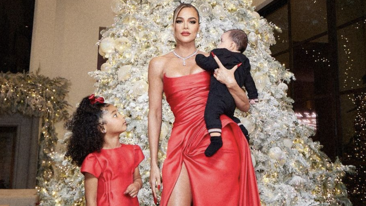 True Thompson y su pequeño hermano protagonizan postal navideña de Khloé Kardashian