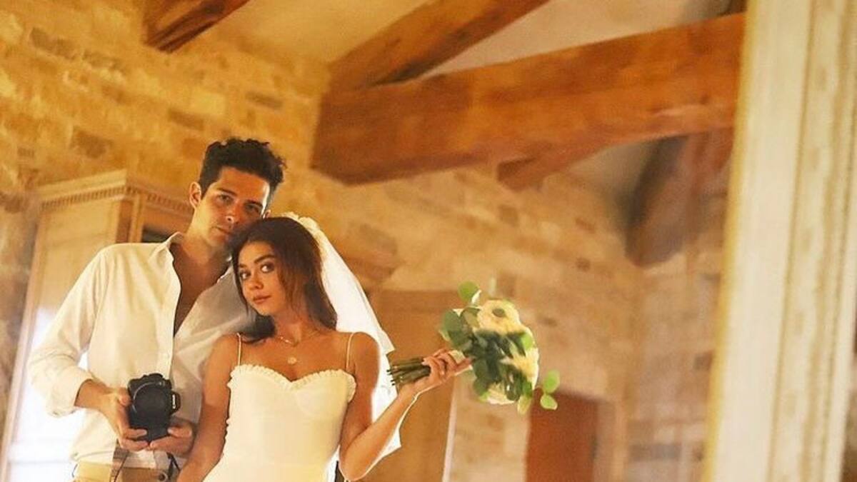Sara Hyland y Wells Adams celebraron su boda con actores de 'Modern Family'