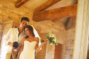 Sara Hyland y Wells Adams celebraron su boda con actores de 'Modern Family'