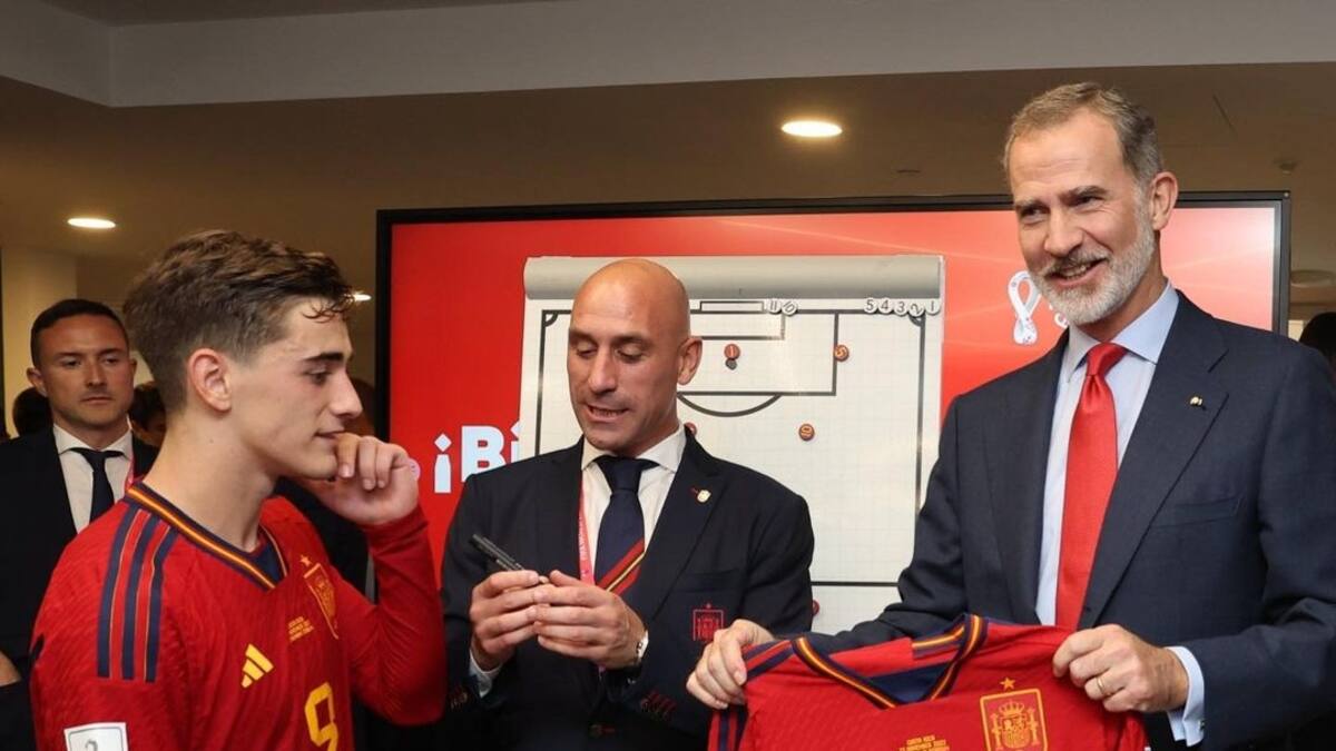 La princesa Leonor no recibió la camiseta que Gavi le entregó a Felipe VI