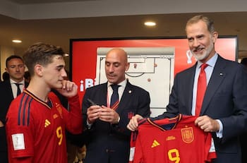 La princesa Leonor no recibió la camiseta que Gavi le entregó a Felipe VI