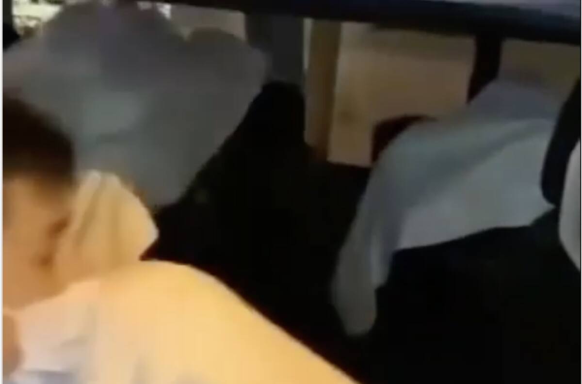 Karol G se "disfraza" de fantasma para evitar ser fotografiada con su acompañante