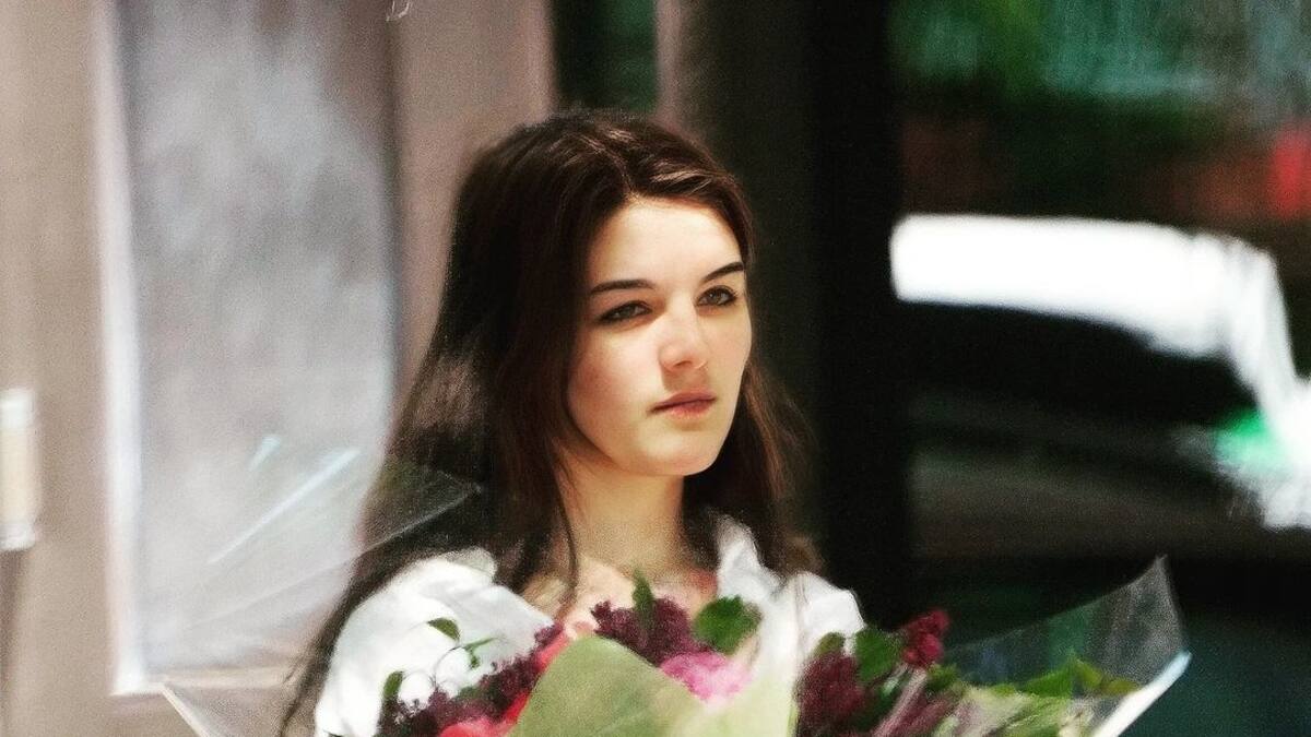Hija de Tom Cruise y Katie Holmes, es captada mientras salía de una tienda con ramos de flores