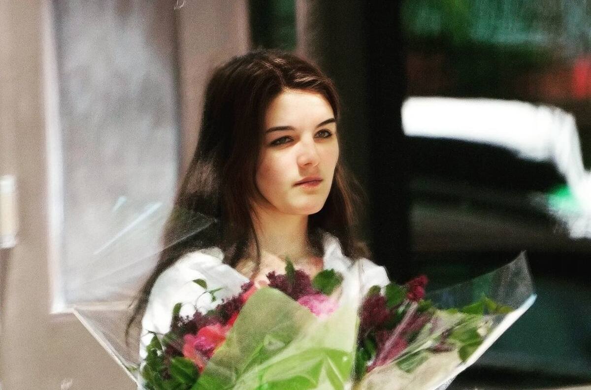 Hija de Tom Cruise y Katie Holmes, es captada mientras salía de una tienda con ramos de flores
