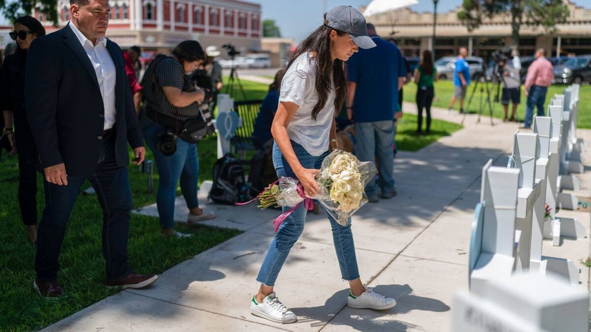 Una emocionada Meghan Markle visita el memorial del tiroteo de Uvalde