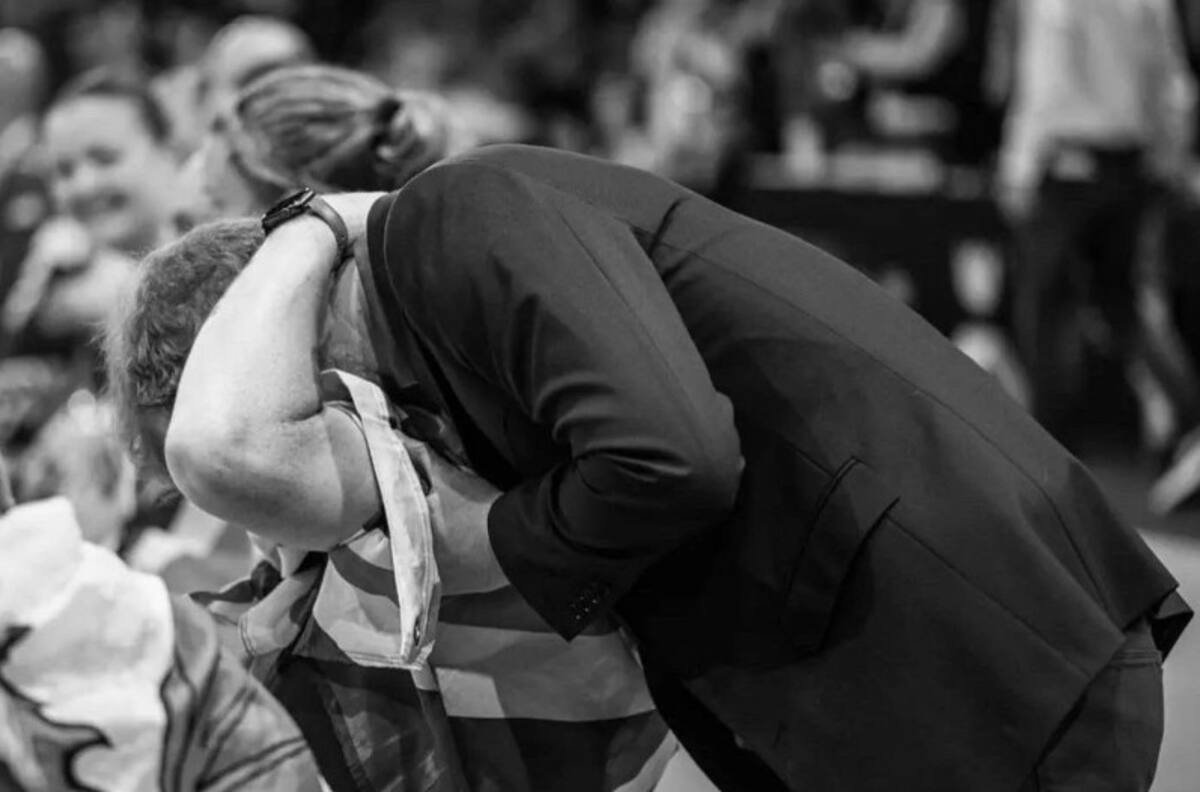 La enigmática foto que muestra al Príncipe Harry llorando