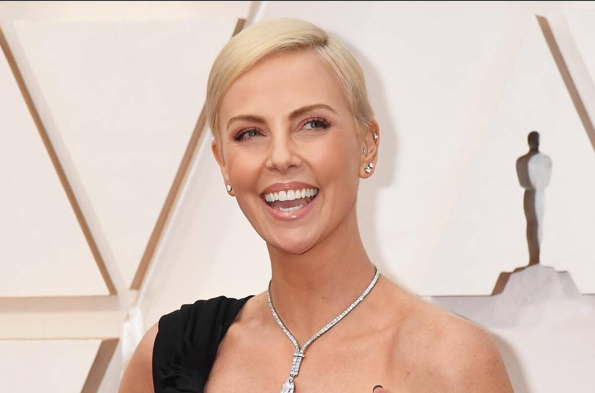 Charlize Theron recibe la desaprobación de sus compatriotas tras comentario sobre su idioma natal