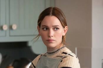 Victoria Pedretti reveló que reconocido actor la acosó con un comentario muy grosero