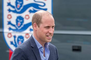 Príncipe William se conmueve al ver imágenes de Diana y Carlos III cargándolo cuando era un bebé