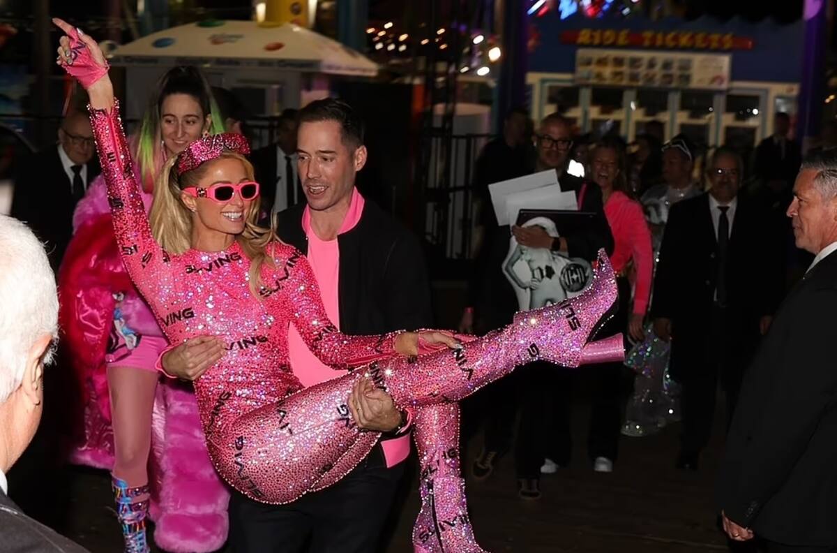 Paris Hilton deslumbra con dos coloridos vestidos en la celebración de su primer año de casada