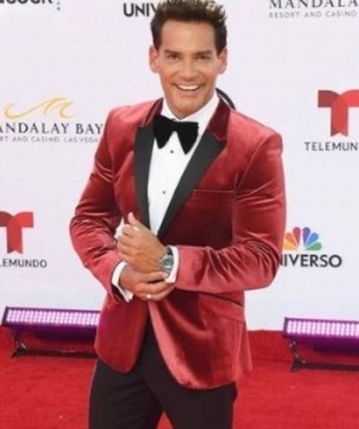 Cristián de la Fuente es sorprendido besando en la boca a mujer que no es su esposa Se espera la versión del actor chileno - Créditos: Instagram