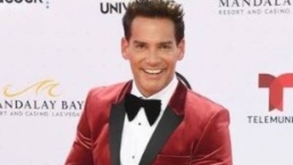 Cristián de la Fuente es sorprendido besando en la boca a mujer que no es su esposa