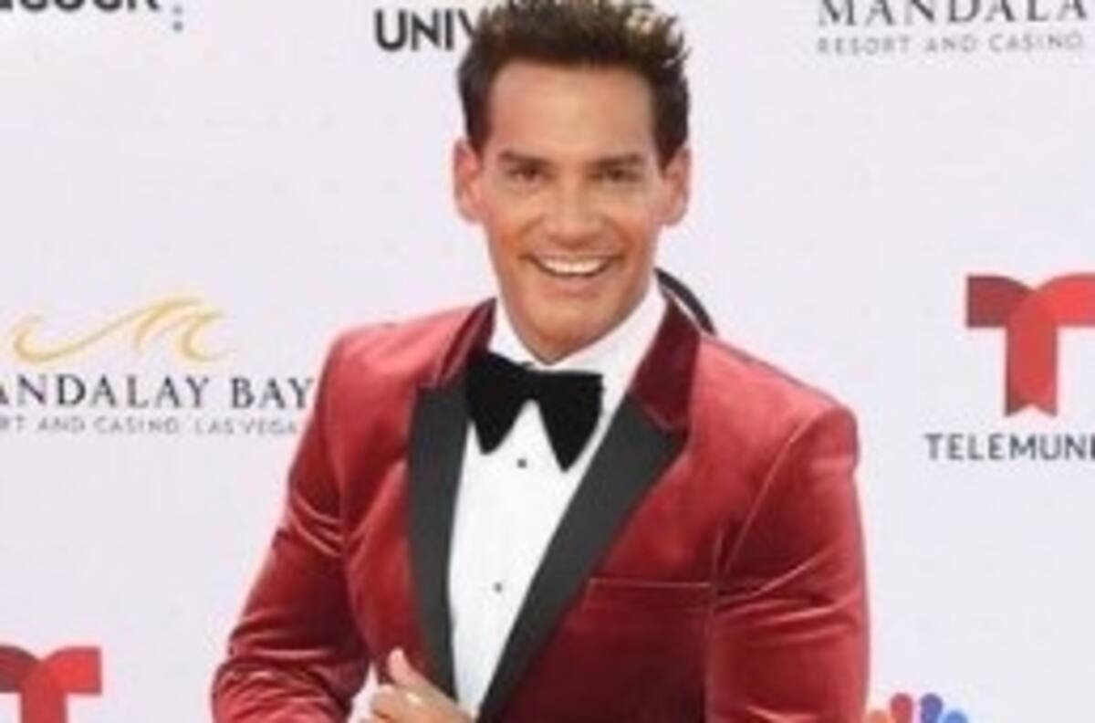 Cristián de la Fuente es sorprendido besando en la boca a mujer que no es su esposa