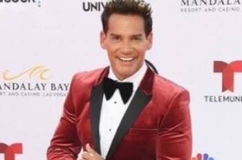 Cristián de la Fuente es sorprendido besando en la boca a mujer que no es su esposa