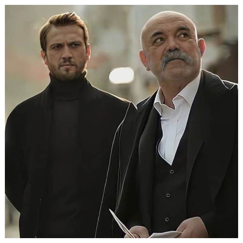 Aras Bulut Iynemli (Yamac) y Ercan Kesal (Idris), el hijo menor y el padre de los hermanos Kocovali. El personaje de Ercan murió por salvar a su familia.