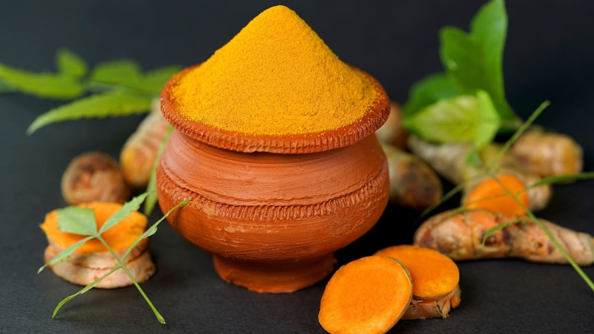 El secreto dorado: cubriendo canas con cúrcuma y aceite de almendras
