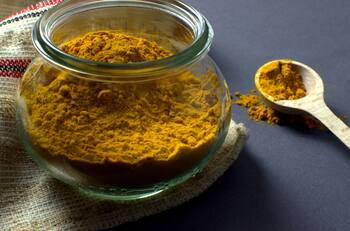 Descubre el secreto natural para ocultar las canas después de las 4 décadas