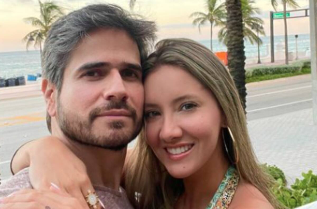 Daniella Álvarez y Daniel Arenas decoran su árbol de Navidad con adornos hechos por ellos mismos